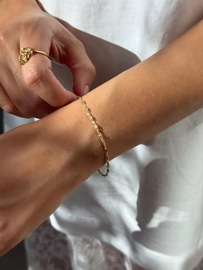 Jeberg Jewellery Effy-Armband aus vergoldetem Silber, abgebildet am Handgelenk im Sonnenlicht. Modell 44280-16-G-2