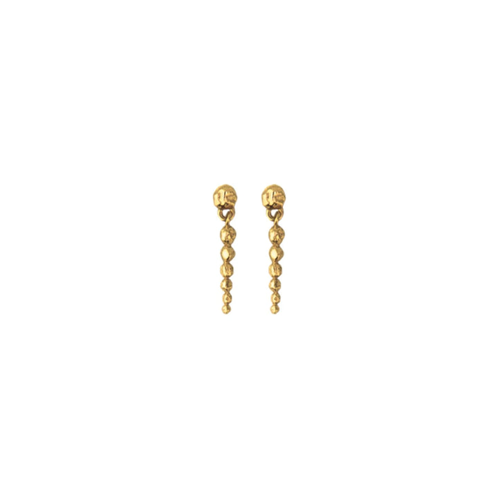 Jeberg-Jewellery-Golden-Sun-Drop-Stud-in-Gold-Plated-Sol zeigt kleine tropfenförmige Ohrringe aus hell vergoldetem Silber. Modell 53010-1