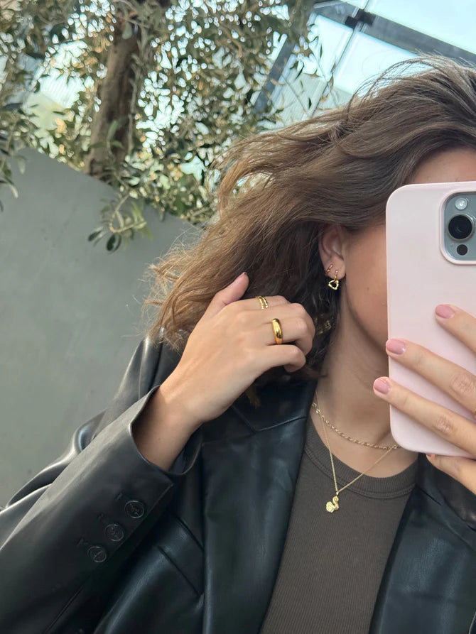 Jeberg-Jewelry-Pirouette-Double-Creolen aus vergoldetem Silber, getragen von einer Frau mit dunklem Haar, Modell 52840-2