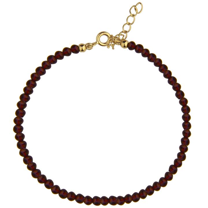 Jeberg-Jewellery-Rouge-Noir-Garnet-Bracelet-in-Gold-Plated-Sol präsentiert ein einzelnes Armband mit tiefroten Granatperlen und einer verstellbaren Kette. Modell 70090-1