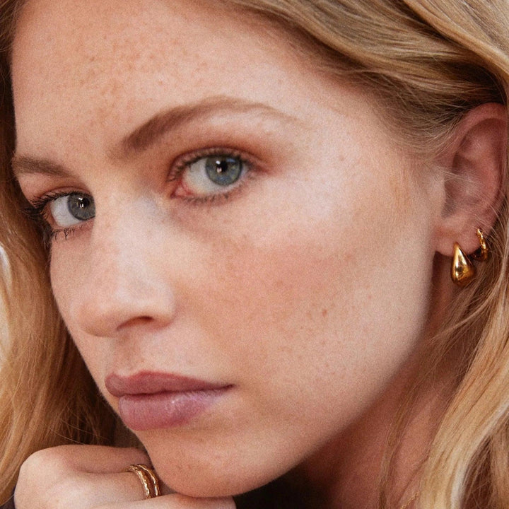 Jeberg Jewellry Audrey Tropfenohrringe aus goldfarbenem Metall für Frau mit hellem Haar, Modell 52920-1