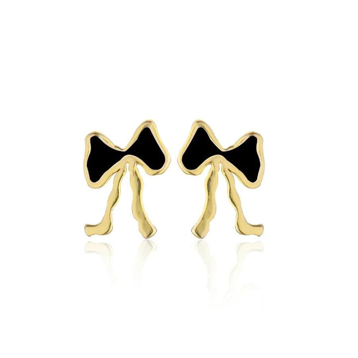 Jeberg-petite-bow-black-stud-bow-studs zeigt ein Paar kleine Schleifennieten aus schwarzem und goldfarbenem Metall. Modell 52805-1.