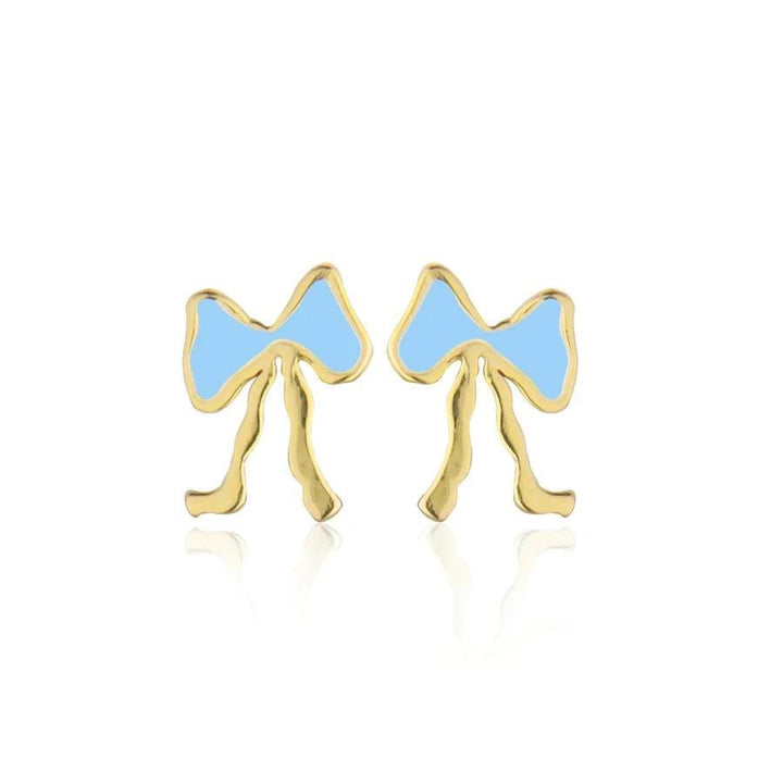 Jeberg Petite Bow Blue Stud Earring zeigt ein Set kleiner Schleifenohrringe in Gold mit hellblauen Details. Modell 52810-1
