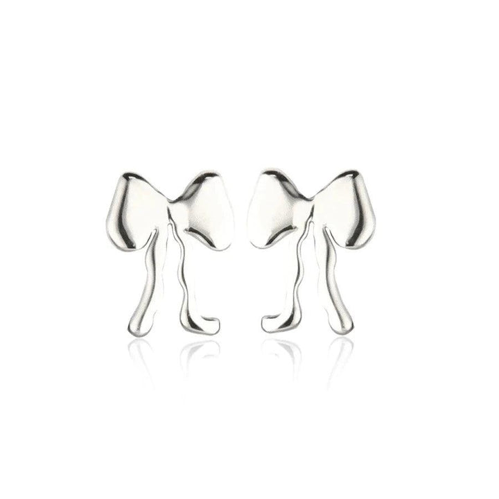 Jeberg Petite Bow Plain Stud in Silber, elegante Schleifenohrringe in glänzender Ausführung auf weißem Hintergrund. Modell 52822-1