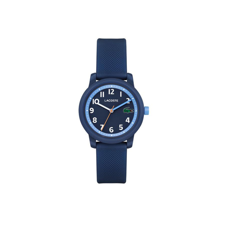 Die Lacoste Junior WATCH 12.12 BLA zeigt eine blaue Uhr mit Kautschukarmband und analogem Zifferblatt. Modell 2030043.