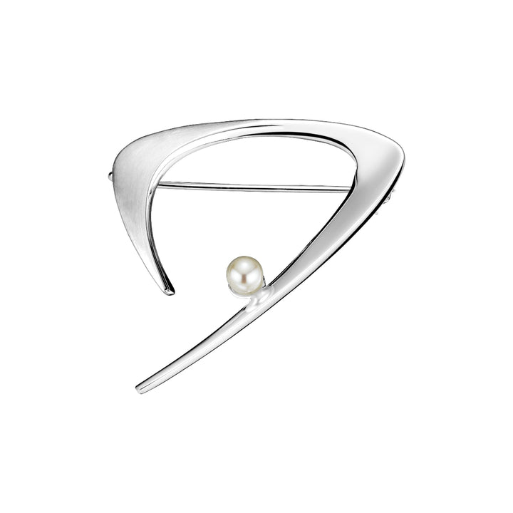 Lund Copenhagen Silberbrosche mit Perle, elegantes dreieckiges Design in glänzendem Silber mit weißer Perle. Modell 9041134-33-1