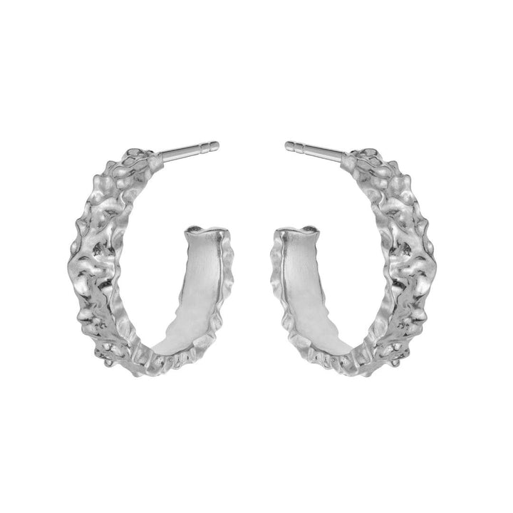 Maanesten Aio mittelgroße Ohrringe aus Silber mit organischer, roher Oberfläche. Modell 9566c-9566c-1