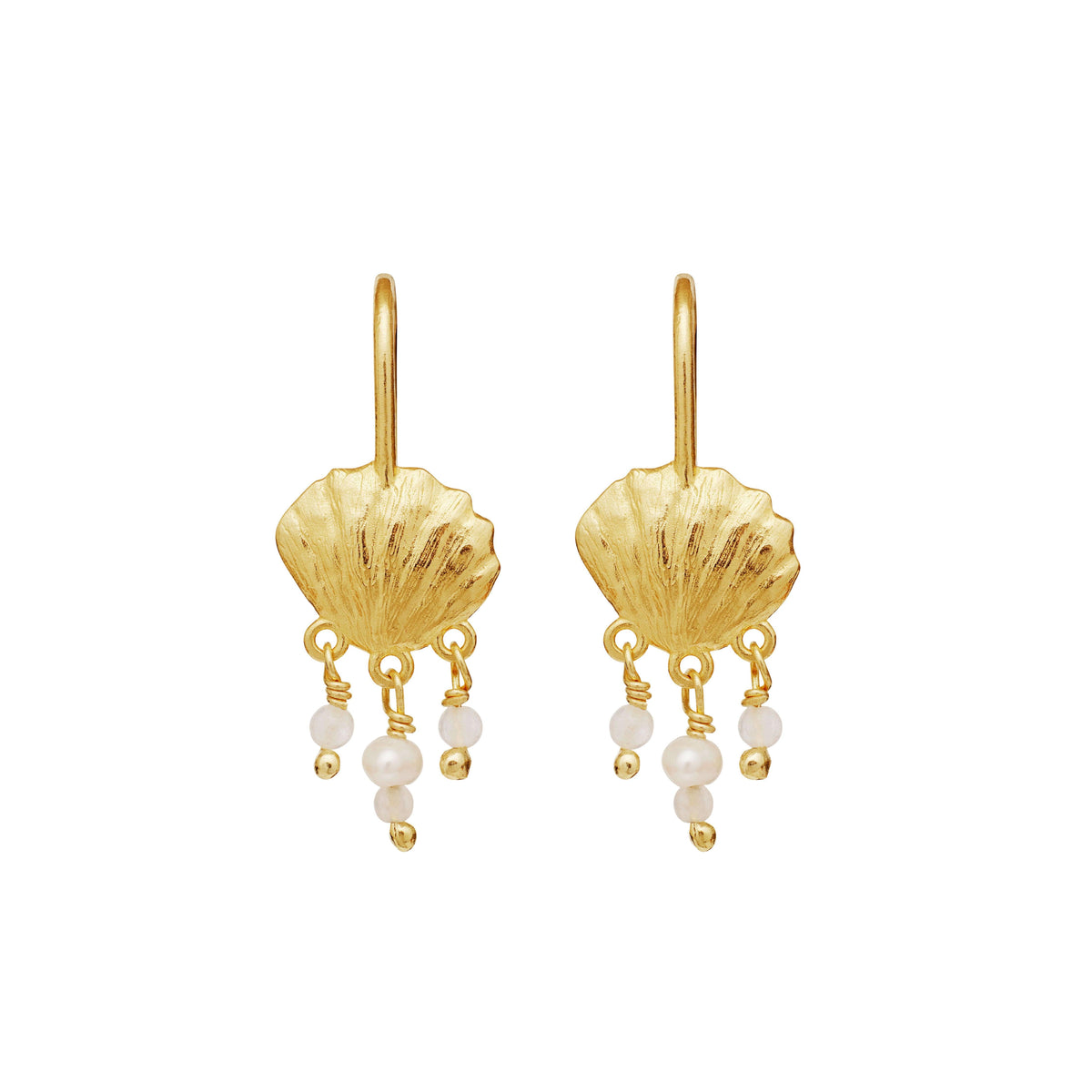 maanesten-alana-gold-plattierte-ohrringe-mit-muschel-motiv zeigt zwei ohrringe in gold mit muschelmotiv und hängenden perlen. Modell 9987a-1