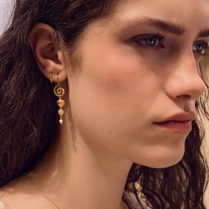 Vergoldete Perlen-Creolen von Maanesten Allie, abgebildet auf dem Damenohr, Gold- und Perlenmuster, Modell 10085a