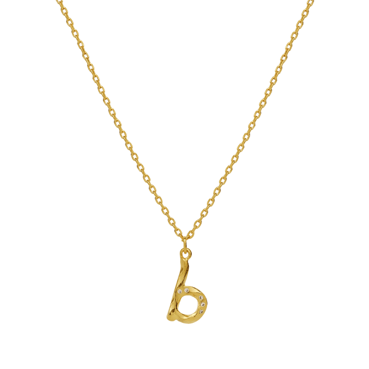 maanesten-alphabet-letter-necklace-gold-lated-letter-pendant-a-z zeigt eine vergoldete Halskette mit gedrehtem Buchstaben-B-Anhänger, der mit kleinen Steinen verziert ist. Modell 2744a-002-2