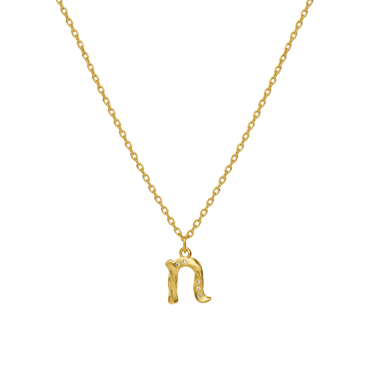 maanesten-alphabet-letter-halskaede-forgyldt-bogstavs-vedhaeng-a-z med forgyldt kæde og rustikt bogstavvedhæng udsmykket med små sten. Model 2744a-014-14