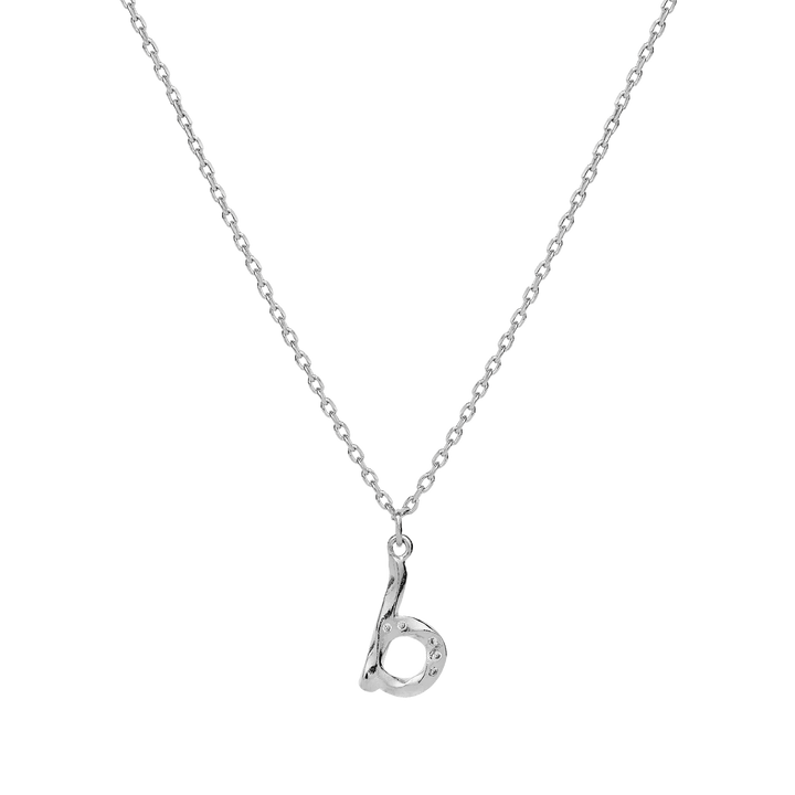 maanesten-alphabet-letter-necklace-silver-letter-pendant-a-z mit poliertem Silberanhänger in Form eines Buchstabens an einer einfachen Kette. Modell 2744c-002-2