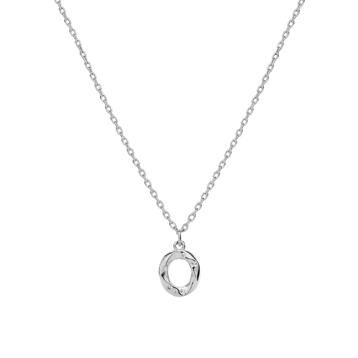 maanesten-alphabet-letter-halskaede-solv-bogstavs-vedhaeng-a-z viser sølvhalskæde med rundt, organisk bogstavvedhæng. Model 2744c-015-16