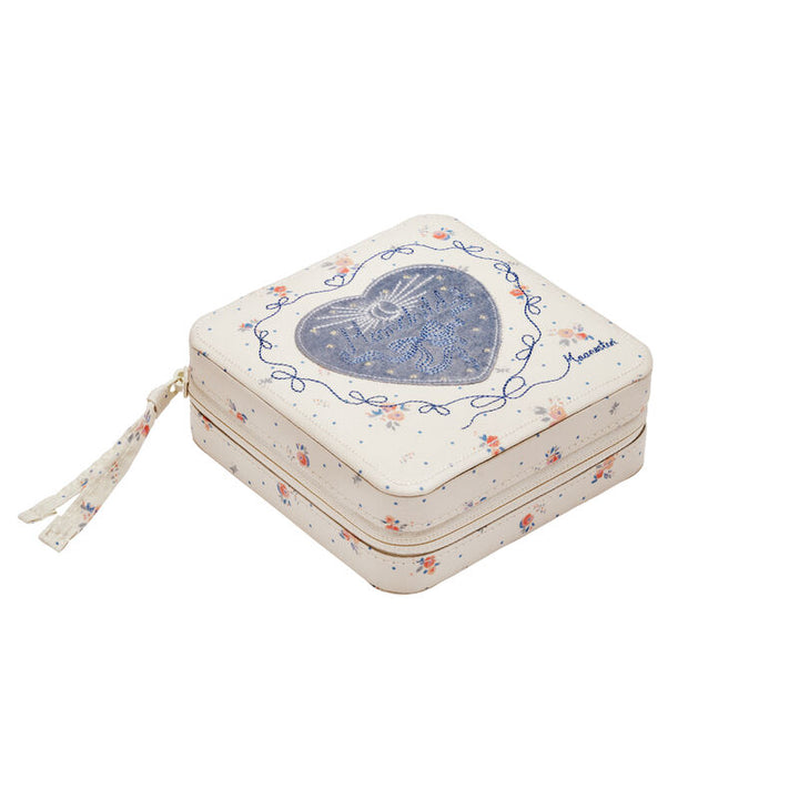 maanesten-amelia-jewelry-box-sky-blue zeigt eine quadratische Schmuckschatulle mit Blumendruck und blauem Herzdetail, Modell 4192-1