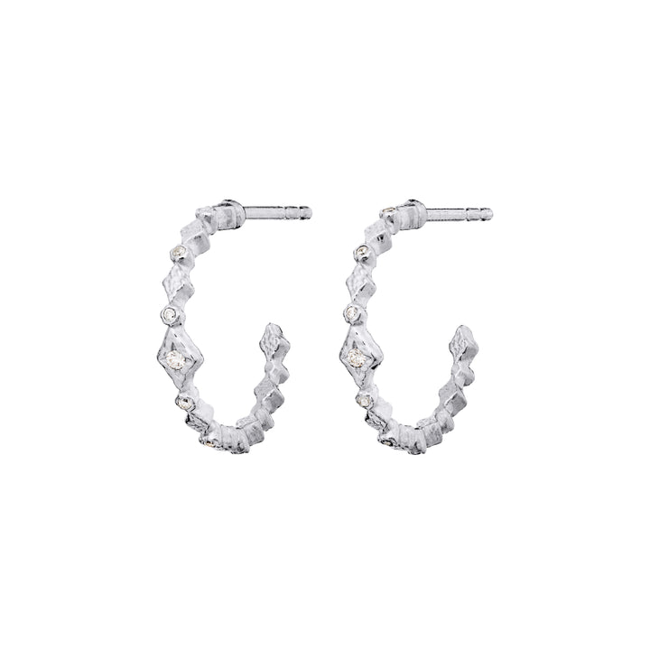 Maanesten Arlette Silver Hoops zeigt ein Paar elegante Silberohrringe mit detailliertem Zirkonia, Modell 10020c-1.