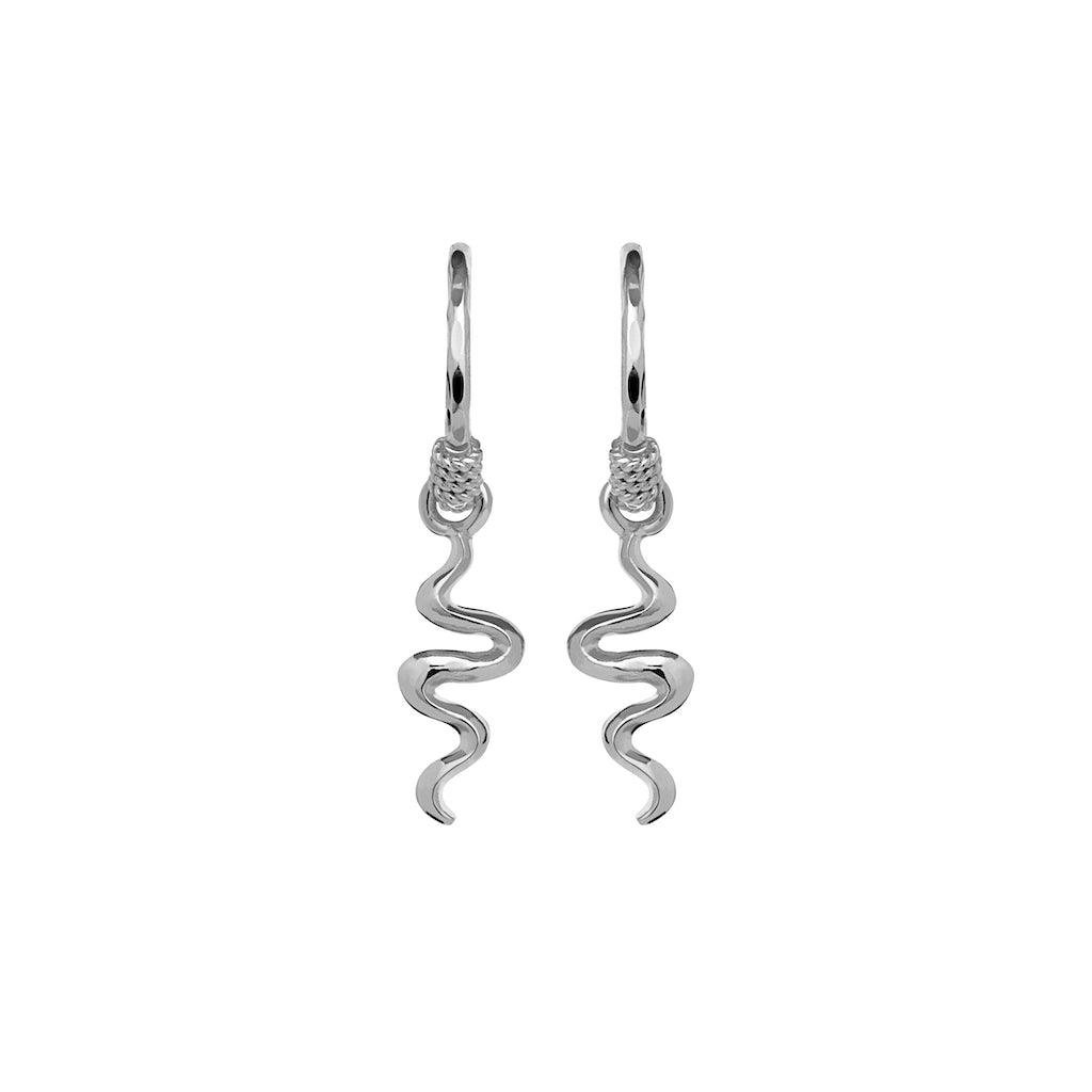 maanesten-aryah-earrings-in-silver, elegante Silberohrringe mit gedrehtem Design, Modell 9579c-9579c-1