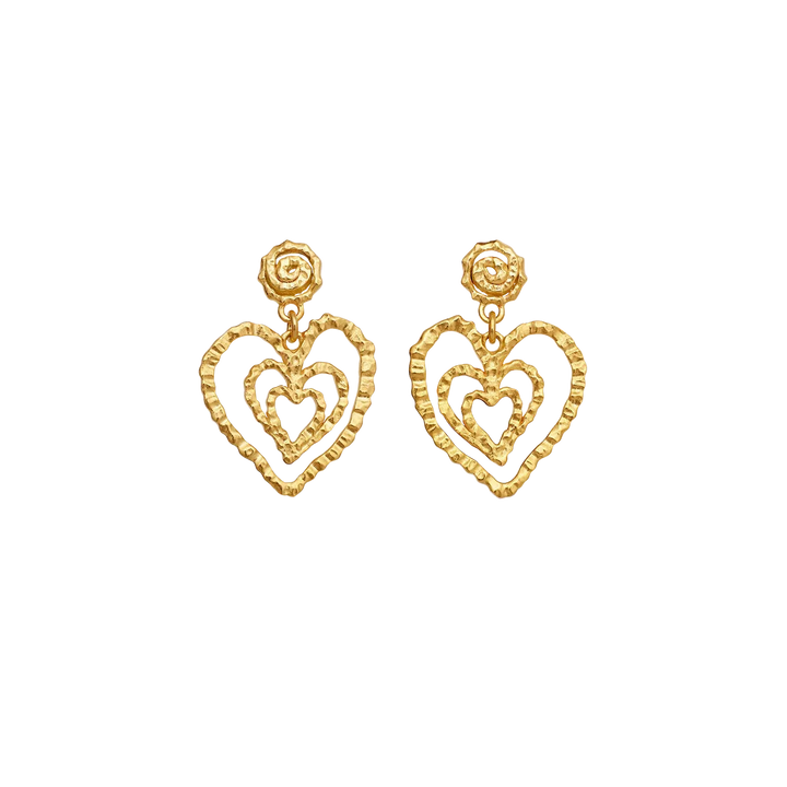 Maanesten Beate Petite vergoldete Herzohrringe mit detailliertem, romantischem Design auf schwarzem Hintergrund. Modell 10088a-1.