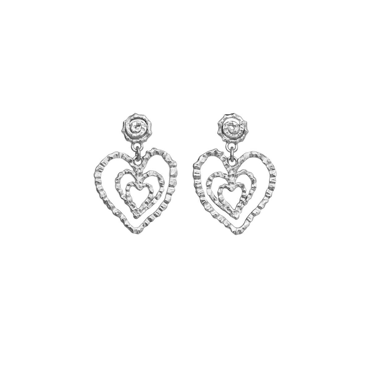 Maanesten Beate Petite Silver Heart Earring zeigt ein Paar elegante Silberohrringe mit drei herzförmigen Anhängern. Modell 10088c-1