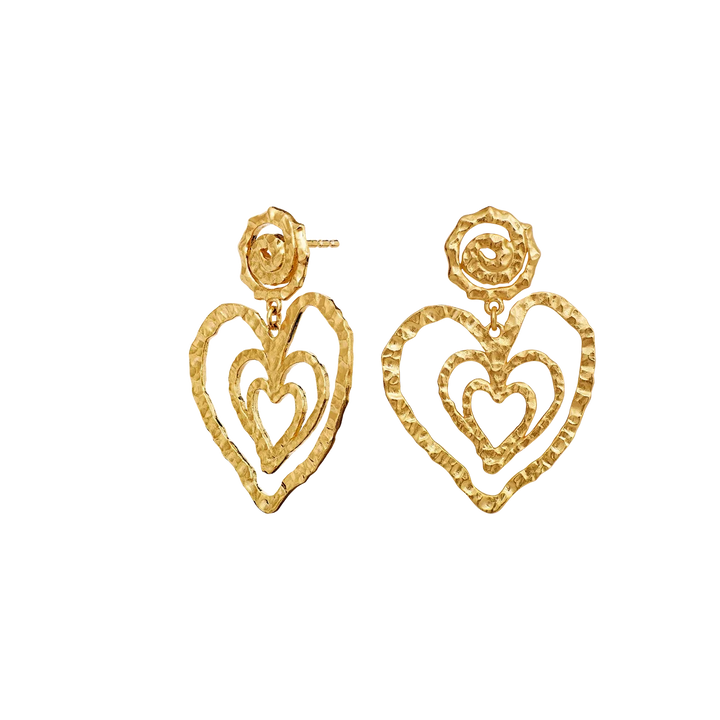 maanesten-beate-big-heart-earrings-vergoldet, vergoldeter Ohrring mit gehämmerter Oberfläche und Herzform, Modell 10087a