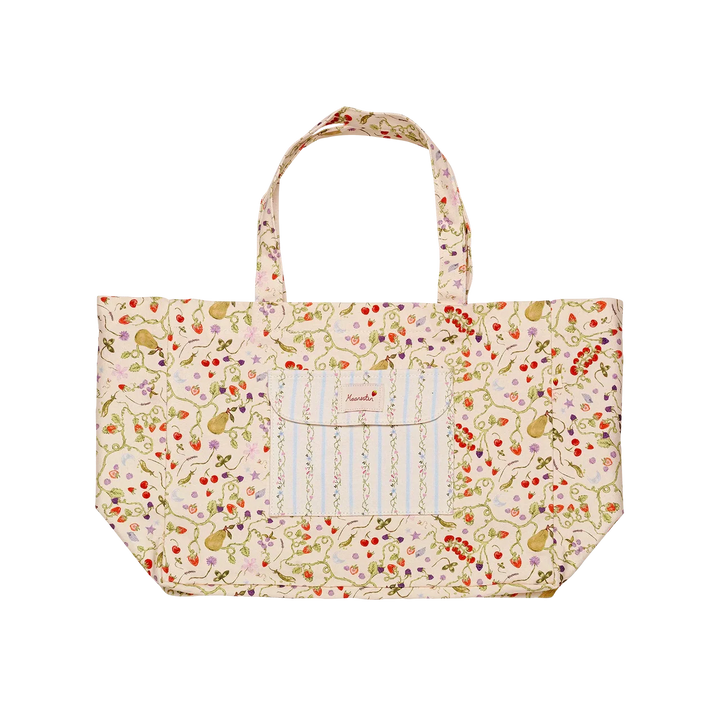 maanesten-big-canvas-tote-garden-magic-ivory zeigt große beige Canvas-Tragetasche mit buntem Blumenmuster und Vordertasche. Modell 4122-1