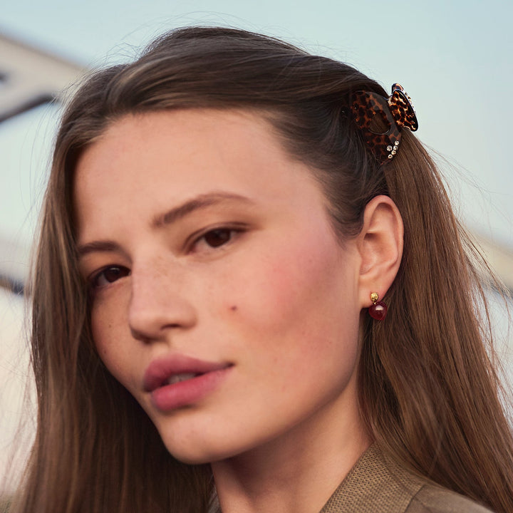 Maanesten Cerys Haarspange Leopard Valentine zeigt Modell mit brauner Haarspange im Schildkrötenmuster und Kristallen. Modell 2026-4205-2