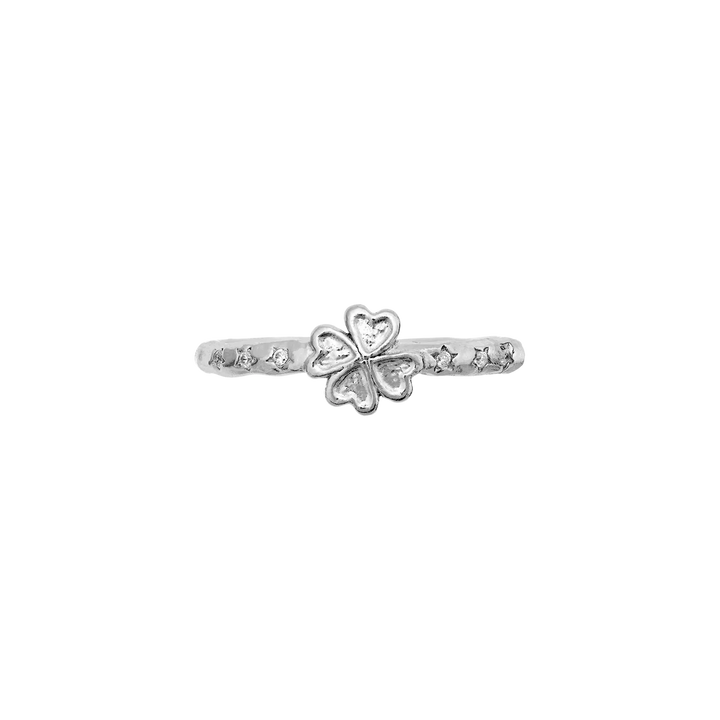 maanesten-clover-silver-ring-clover-and-zirconia zeigt einen eleganten Silberring mit Kleeblatt und klaren Steinen, Modell 4881c-001
