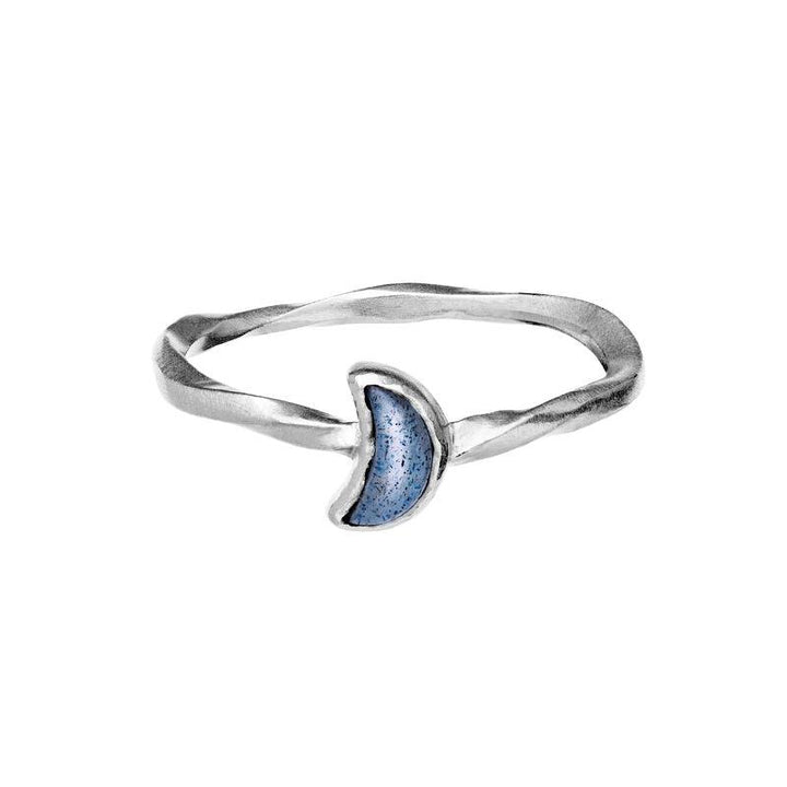 Maanesten Doris Ring aus Silber mit gedrehtem Band und blauem mondförmigem Detail, Modell 4810c-4810c-001
