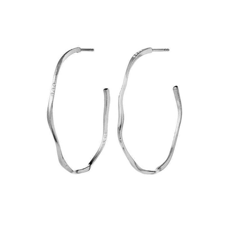 Maanesten Echo Grande Hoops 43 mm in Silber, skulpturale Ohrringe mit Wellendesign. Modell 9863c-9863c-1.