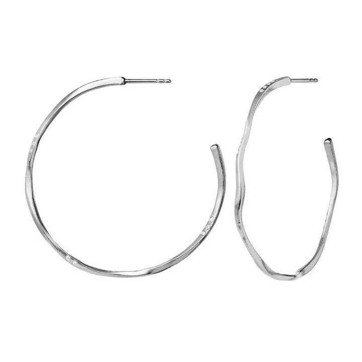 Maanesten Echo Grande Hoops 43 mm in Silber, zwei große gewellte Ohrringe mit glänzender Oberfläche. Modell 9863c-9863c-2