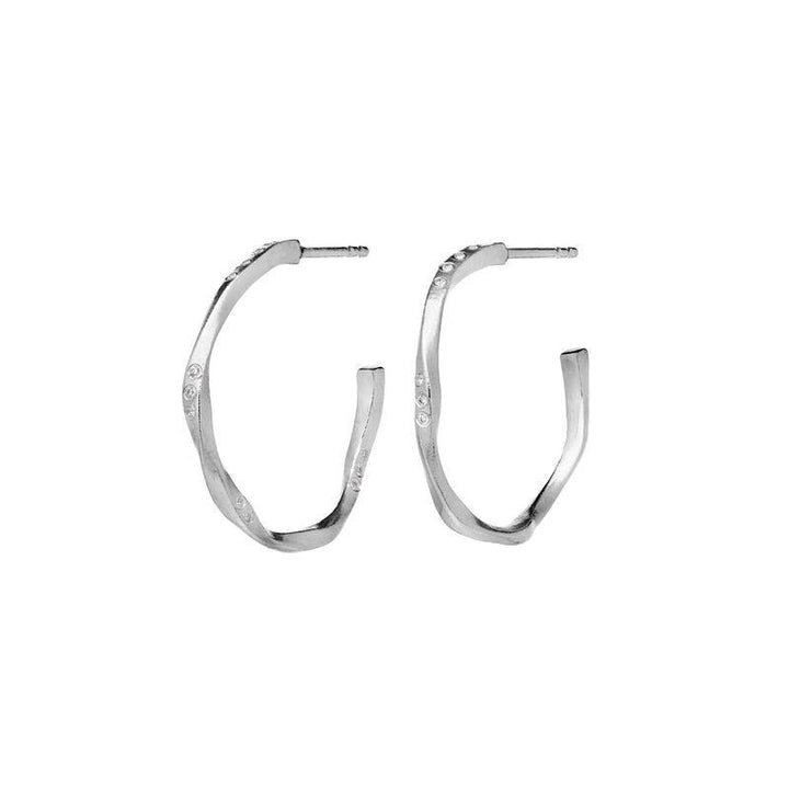 Maanesten Echo mittelgroße Creolen 23 mm in Silber, moderne organische Form mit glänzendem Finish. Modell 9862c-9862c-1