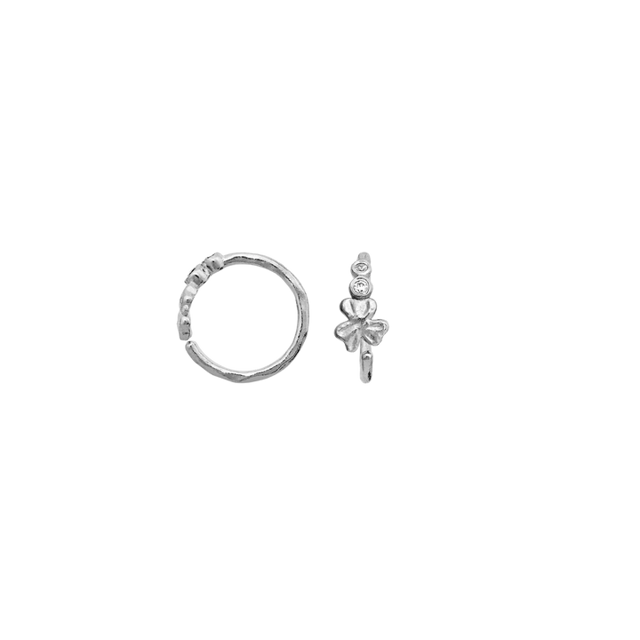 maanesten edin Silberohrringe mit dreiblättrigem und vierblättrigem Kleeblattmotiv, Detailansicht. Modell 10089c-2