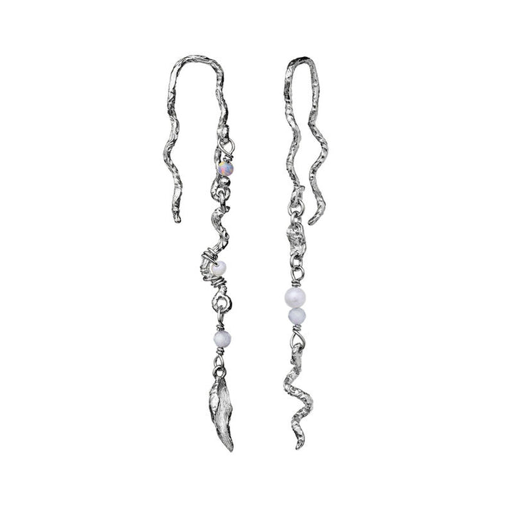 maanesten-elisa-earrings-in-silver, organische lange Silberohrringe mit weißen Perlen. Modell 9746c-9746c-2