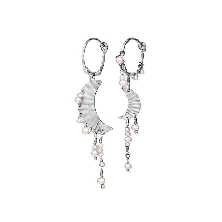 Maanesten Esta Ohrringe aus Silber mit Halbmondform und hängenden weißen Perlen. Modell 9843c-9843c-1