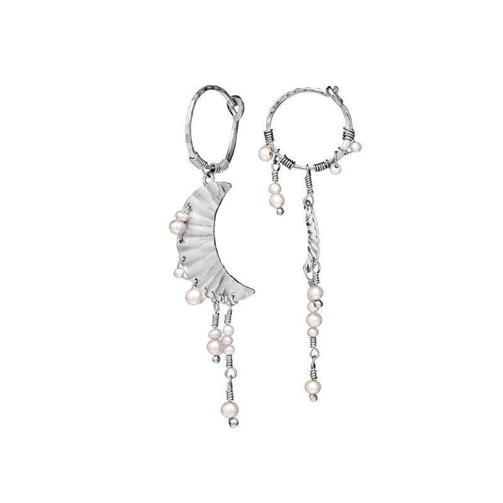 Maanesten Esta Ohrringe aus Silber mit verschiedenen Designs, tropfenförmigen Perlen und Details. Modell 9843C-9843C-2