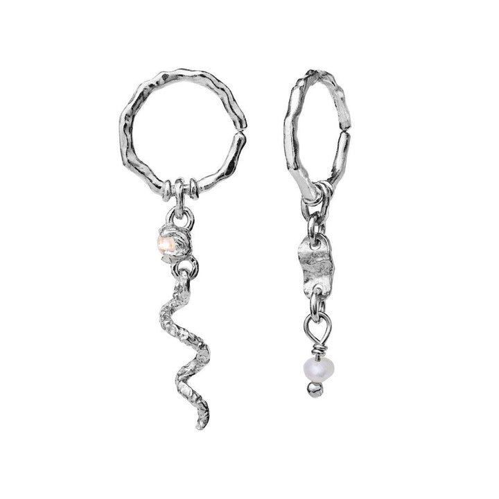 Maanesten Evelyn Ohrringe aus Silber mit organischen Formen, einer mit einem gedrehten Anhänger und einer mit einer Perle. Modell 9749c-9749c-2