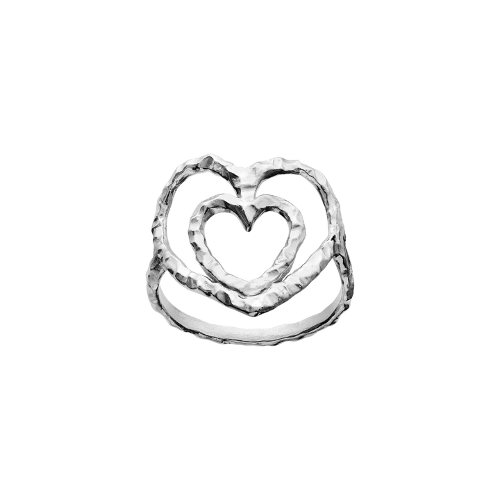Der Mondstein-Felicity-Solve-Heart-Ring zeigt einen Silberring mit zwei gehämmerten Herzen im offenen Design. Modell 4880c-001