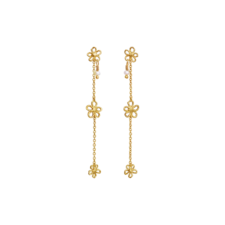 Maanesten Felixa vergoldete Ohrringe mit Blumen und Perlendetails auf schwarzem Hintergrund. Modell 10094a-1