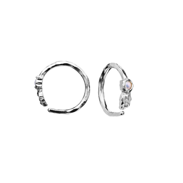 Maanesten Florus Creolen aus Silber mit organischer Form und kleinem runden Stein, Modell 9659c-9659c-2.