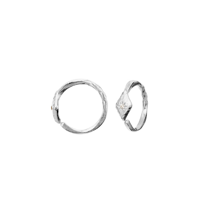 Silberne Creolen von Maanesten Forte mit mattierter Oberfläche und kleinem Stein auf weißem Hintergrund. Modell 10021c