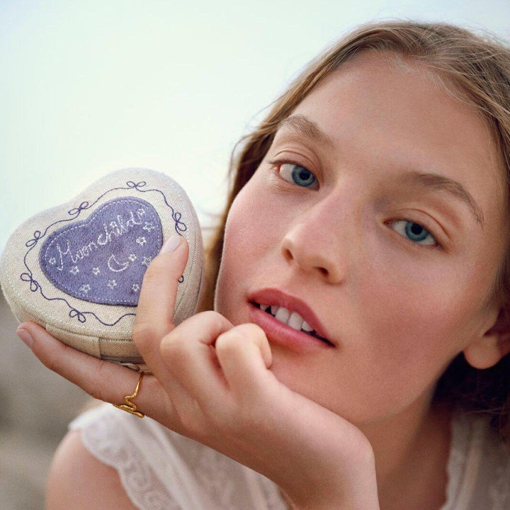 maanesten-heart-jewelry-box-sand-jewelry box, gehalten von einer Frau, herzförmige Box in hellen Farbtönen. Modell 4019-1