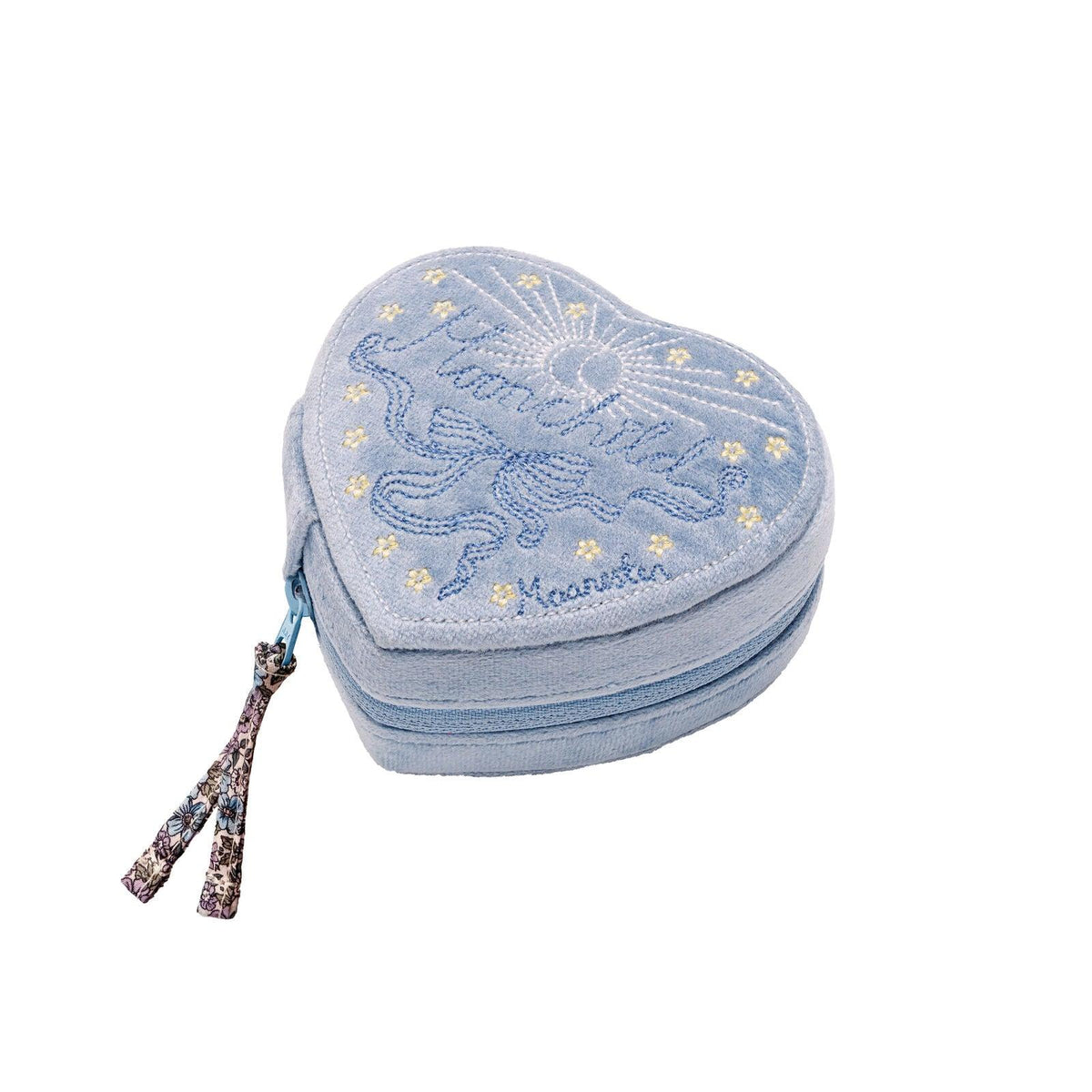 maanesten-heart-jewelry-box-sky-blue-jewelry box aus hellblauem Velours mit Stickerei und Reißverschluss. Modell 4018-1