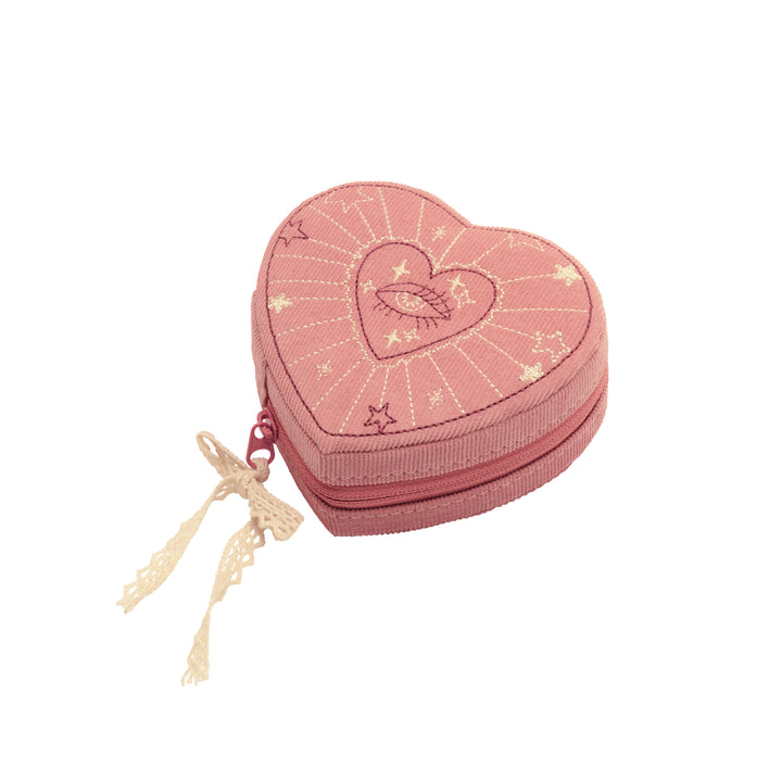 maanesten-heart-jewelry-box-in-pink-theatre-magic, herzförmige Schmuckschatulle aus rosa Stoff mit Stickerei. Modell 4109 – Einheitsgröße.