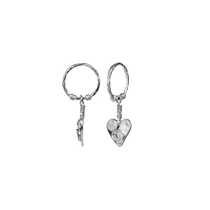 Mondstein-Hestia-Ohrringe aus Silber mit Herzanhänger und detaillierter Oberfläche, Modell 9848c-2.