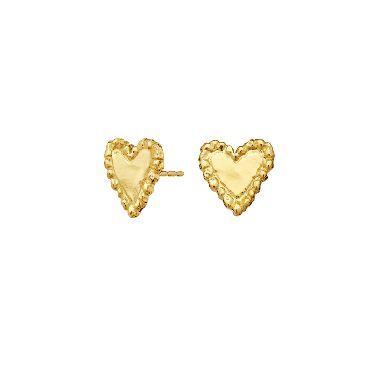 maanesten-julie-gold-platted-heart studs zeigt kleine, glänzende Herzstecker in goldfarbener Ausführung. Modell 10051a