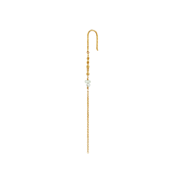 Maanesten Livia Single Chain Earring vergoldet wird in Nahaufnahme gezeigt, elegante Goldkette mit Perlendetail. Modell 10120a