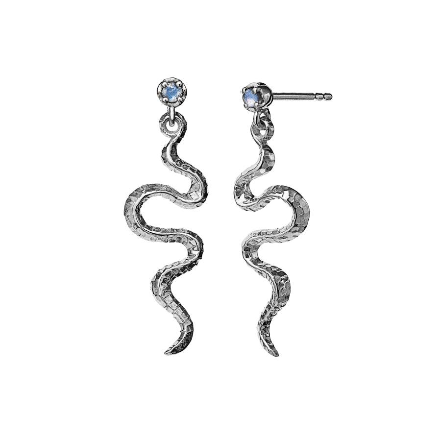 Maanesten Lucy Ohrringe aus Silber mit gedrehtem Schlangenmotiv und blauen Steinen, Modell 9605c-9605c-1.