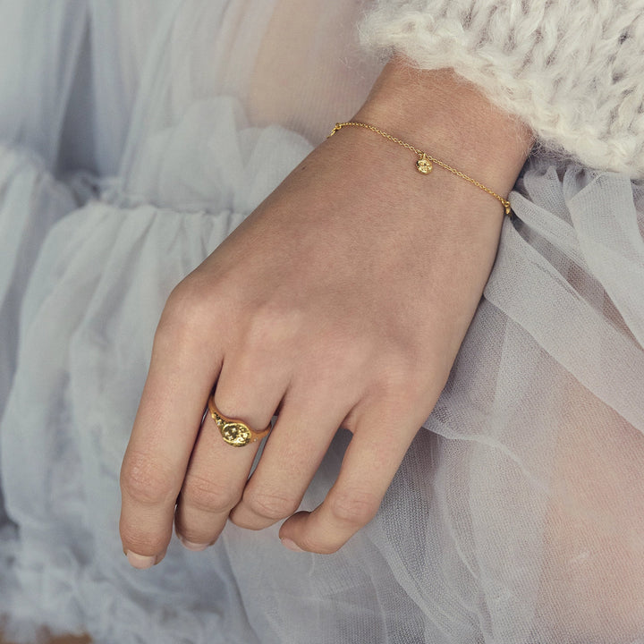 maanesten-magdalena-vergoldeter Ring an der Hand einer Frau, organischer Goldring in einem eleganten und weichen Stil. Modell 4871a-001