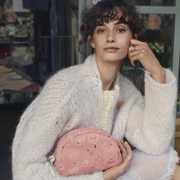 Maanesten Make-up-Tasche Medium Magical Pink im Gebrauch gezeigt, zartrosa Velours mit Stickerei, Modell 4101-2