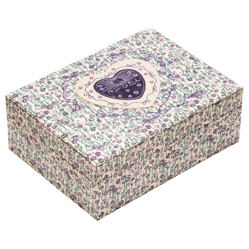 maanesten-margaret-jewelry box-purple-heart mit lila Blumendruck und Herzstickerei auf dem Deckel. Modell 4194-1