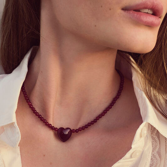 maanesten kastanienbraune Herzkette mit dunkelroten Perlen und Herzanhänger am Modell, Modell 2026-2841a-1